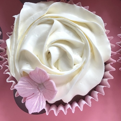 Sarah’s Sugarcraft is offering readers who book 24 free wedding cupcakes