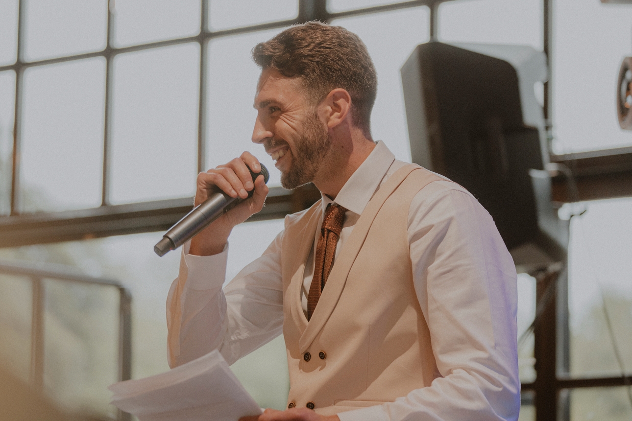 groom giving speech at wedding