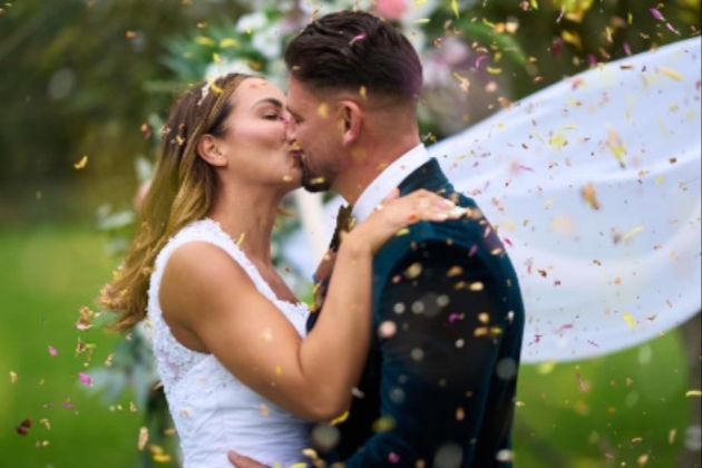 Couple kissing confetti throw